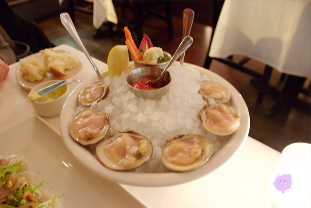 6 littleneck clams with cocktail sauce
