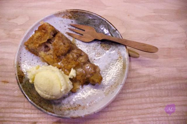 Apple pie with vanilla ice cream